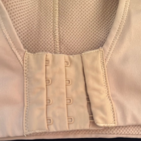 42 DDD Playtex Tan Supportive Bra with Wide Straps - Picture 3 of 4